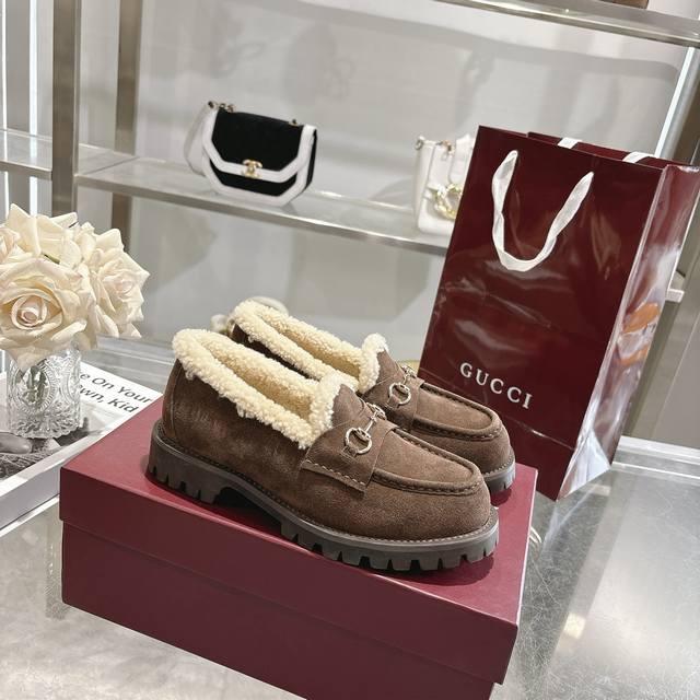 冬季新款羊毛内里女士马衔扣乐福鞋 精巧细节为这款乐福鞋注入优雅气息。选用光滑绒面材质，搭配美利奴羊毛衬里，更显矜贵格调。浅金色调马衔扣为这款经典而不失现代风范的