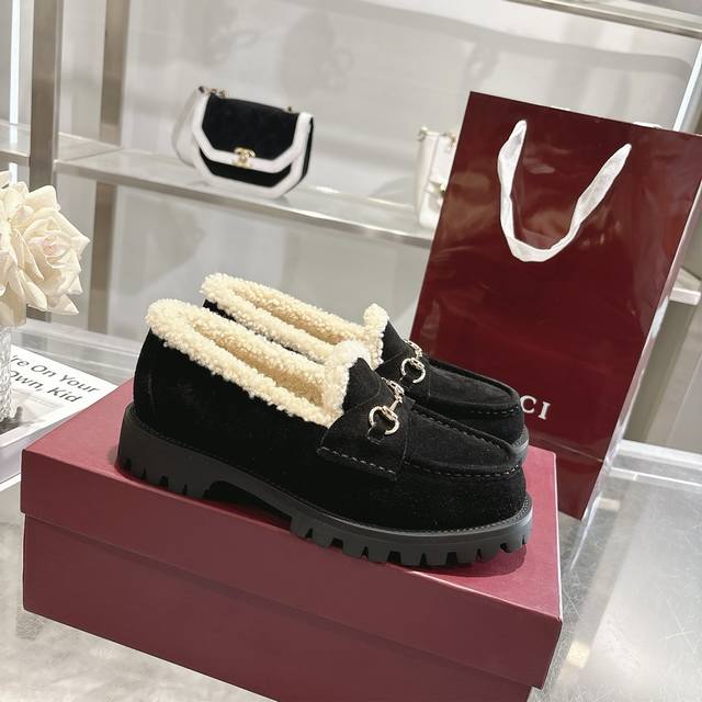 冬季新款羊毛内里女士马衔扣乐福鞋 精巧细节为这款乐福鞋注入优雅气息。选用光滑绒面材质，搭配美利奴羊毛衬里，更显矜贵格调。浅金色调马衔扣为这款经典而不失现代风范的