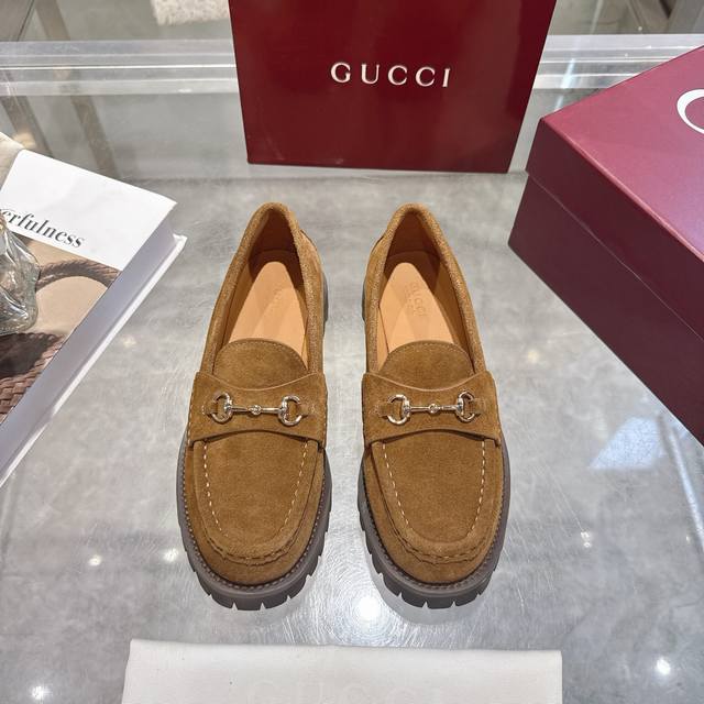 女士马衔扣五金乐福鞋超轻材料橡胶大底 精致的细节为这款乐福鞋增添了优雅气质。鞋面采用光滑的绒面革制成，搭配厚实的橡胶鞋底，更显时尚。浅金色马衔扣为这款经典而又不