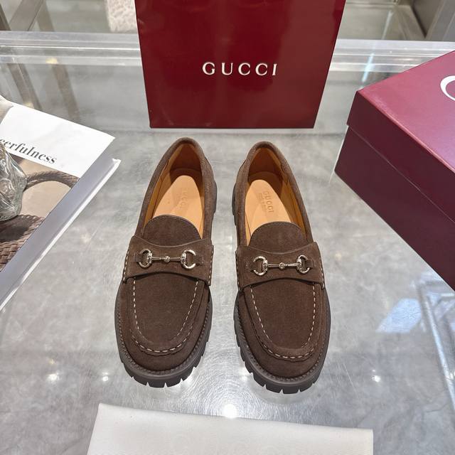 女士马衔扣五金乐福鞋超轻材料橡胶大底 精致的细节为这款乐福鞋增添了优雅气质。鞋面采用光滑的绒面革制成，搭配厚实的橡胶鞋底，更显时尚。浅金色马衔扣为这款经典而又不