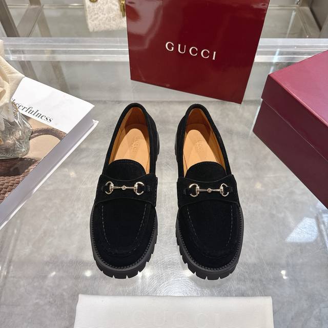 女士马衔扣五金乐福鞋超轻材料橡胶大底 精致的细节为这款乐福鞋增添了优雅气质。鞋面采用光滑的绒面革制成，搭配厚实的橡胶鞋底，更显时尚。浅金色马衔扣为这款经典而又不