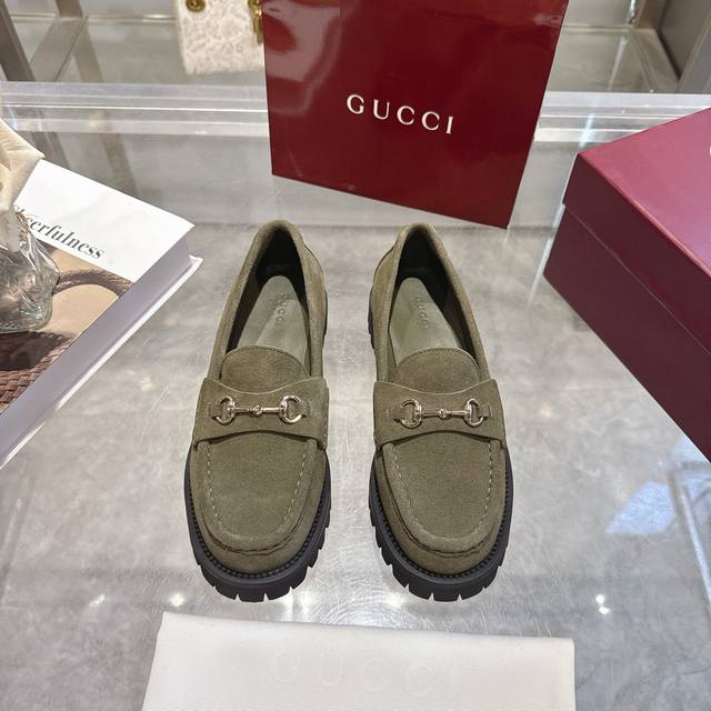 女士马衔扣五金乐福鞋超轻材料橡胶大底 精致的细节为这款乐福鞋增添了优雅气质。鞋面采用光滑的绒面革制成，搭配厚实的橡胶鞋底，更显时尚。浅金色马衔扣为这款经典而又不