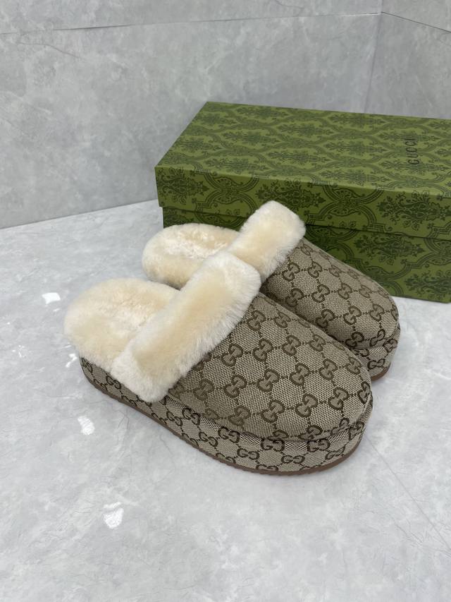 Gg 秋冬新款羊毛拖鞋 Gg标识于20世纪70年代开始使用，由始于30年代的早期Gucci钻石菱格纹演化而来，是Gucci颇具代表性的传统精髓。经以明艳色调亮眼