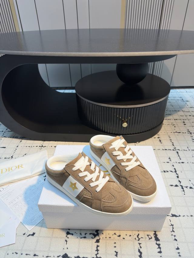 Dior迪奥25春夏半拖小白鞋 采用白色光滑牛皮革精心制作，侧面饰以白色五角星 印花标志，鞋舌、鞋底和后侧饰以各种特色细节提升格调，而孔眼细节、缉面线和橡胶镶片