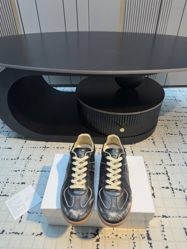 马吉拉男女情侣款经典德训鞋 马吉拉最最舒服的德训鞋～复古感满满～随便穿搭就可以很高级～上脚非常轻便～超级舒服透气～最重要不累脚~不磨脚～日常出行～不挑任何场合喜