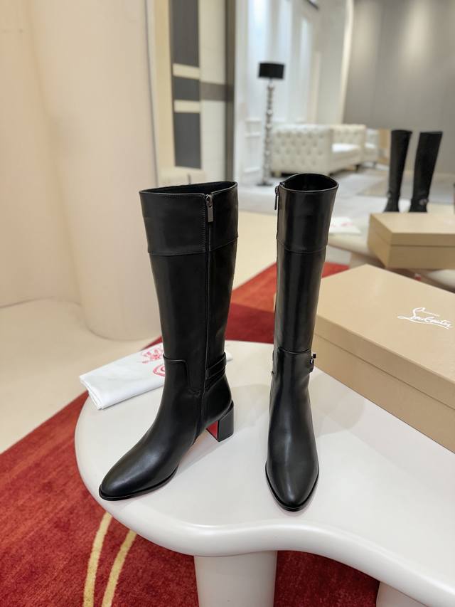 小牛皮 700 羊京绒 定做不退不换 22Aw走秀经典长靴，时尚气息从每一个小细节中脱颖而出。一双时髦的长靴 独特不拖沓的大气版型 立马就能穿出秋冬氛围感。随意
