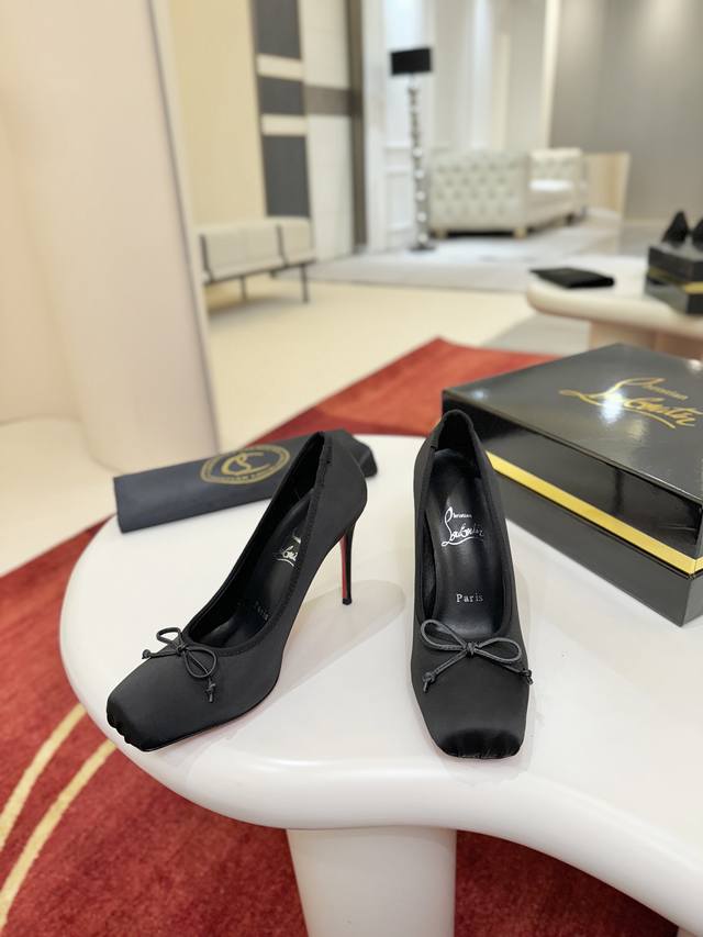 芭蕾舞鞋W. 引人注目的优雅 Cassia Nodo 高跟鞋的灵感来自芭蕾舞鞋。 这款 Maison Christian Louboutin 鞋款采用黑色真丝制