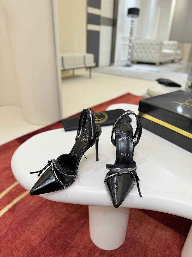 拉链凉鞋W. 自2001年以来，拉链就一直是Maison Christian Louboutin Dna的一部分，是大胆精致的标志。Slingyzip 鞋款在鞋