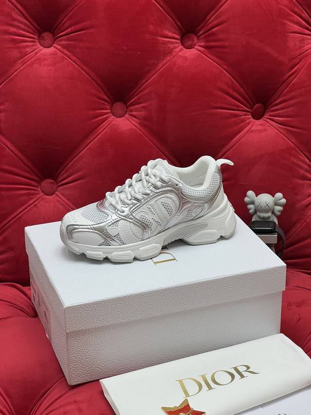 独家实拍 顶级版本 新色 25Ss 迪奥 Dior Chrono 新款休闲运动鞋跑鞋老爹鞋 真的酷毙了 未来感十足 真的好飒 再次演绎了迪奥酷时尚的理念 幸运星