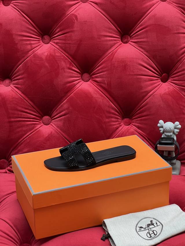 独家实拍 顶级版本 25Ss Hermes 爱马仕H拖鞋Oran经典钻石凉鞋系列 超级舒服 每个细节都做到极致 原版皮制作 每个部位纯手工打造 经典款之作 鞋面