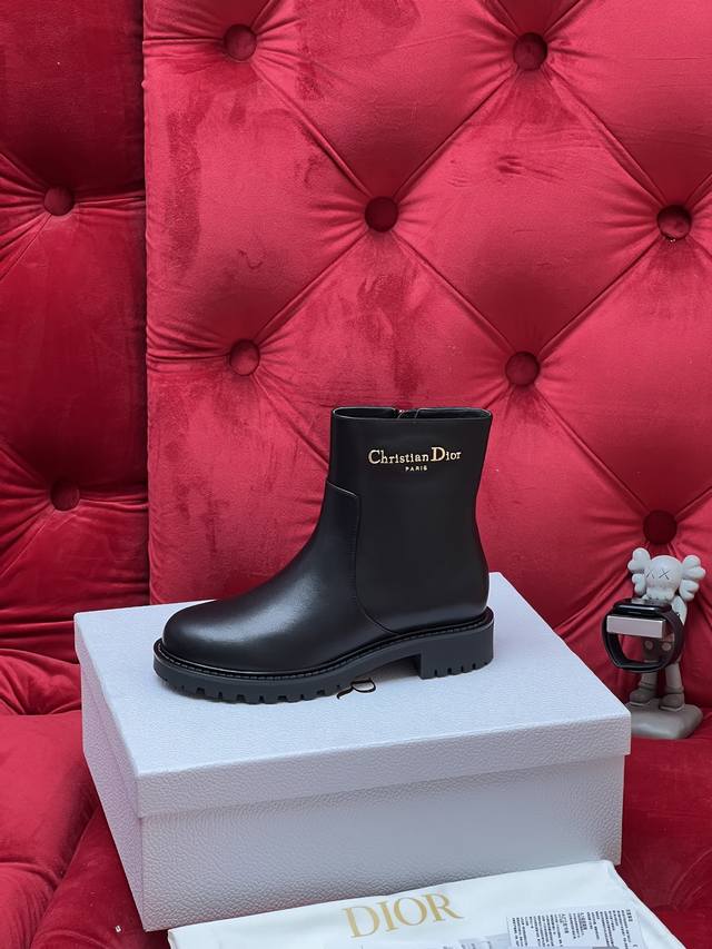 独家实拍 顶级版本 Dior 迪奥2026Ss秋冬新款D-Quest系列朋克风藤格纹电绣女靴 明星同款Cd字母Logo五金皮带扣机车靴 低跟厚底圆头一脚蹬骑士中