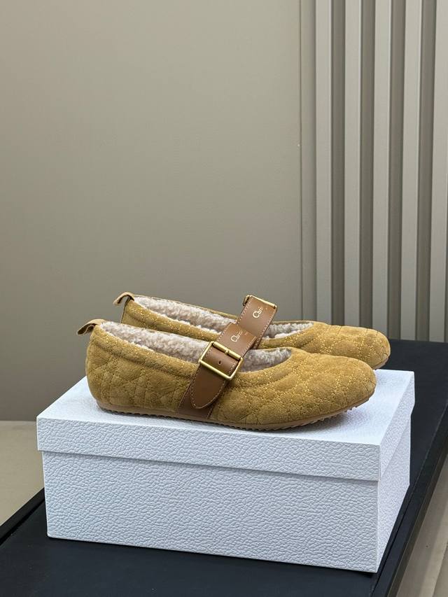Dior迪奥2025年冬季新款，菱格羊毛玛丽珍保暖鞋，菱格纹设计搭配金属扣带，尽显品牌经典格调。毛绒内里为秋冬带来温暖，姜黄与黑色两款皆具优雅气质，轻松打造精致