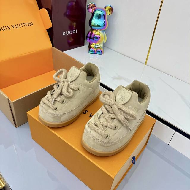 顶级版本！！！高货来！！！ Lv 路易威登 2025 2025秋冬新款 原版一致 最新款面包休闲鞋 硬货上新 代购级别！高级感十足！国内外博主刷爆的一款，复古又