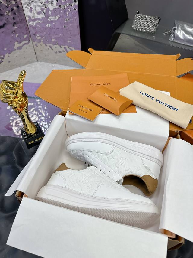 高版本Lv 对版开发 目前出男码 高版本鞋面油边工艺 材料：头层牛皮压花 内里：牛皮内里 牛皮垫脚 大底：耐磨防滑轻质大低 全套包装 男码：39-44 45定制