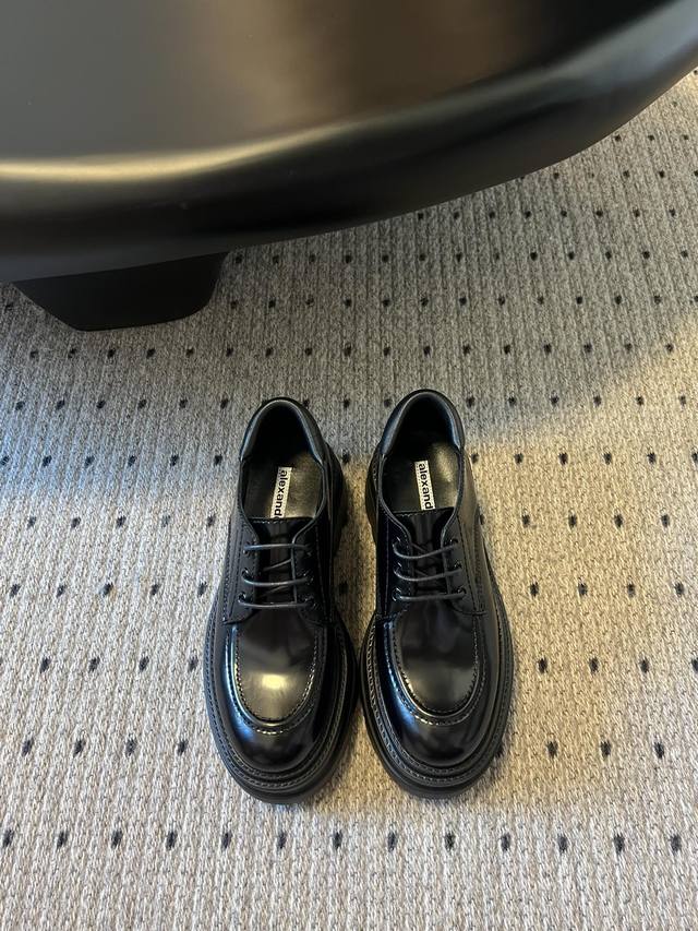 Alexande* Wang 亚历山大王 24秋冬最新款 Carter 厚底乐福鞋 厚底靴 辣妺标配海莉同款亚历山大王厚底鞋绝对是腿精必备神器，低调百搭的黑色