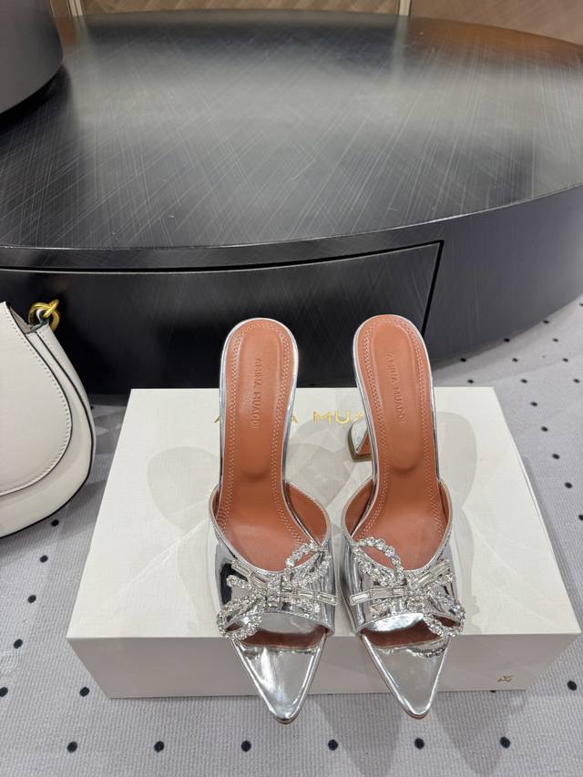 走秀时尚款， ★面料 镜面 内里 羊皮 鞋底 牛皮大底 原版注塑 优雅风格 创造不一样的感觉 跟高 9.5 Cm 专柜包装 简约气质款式！ Show Bdeta