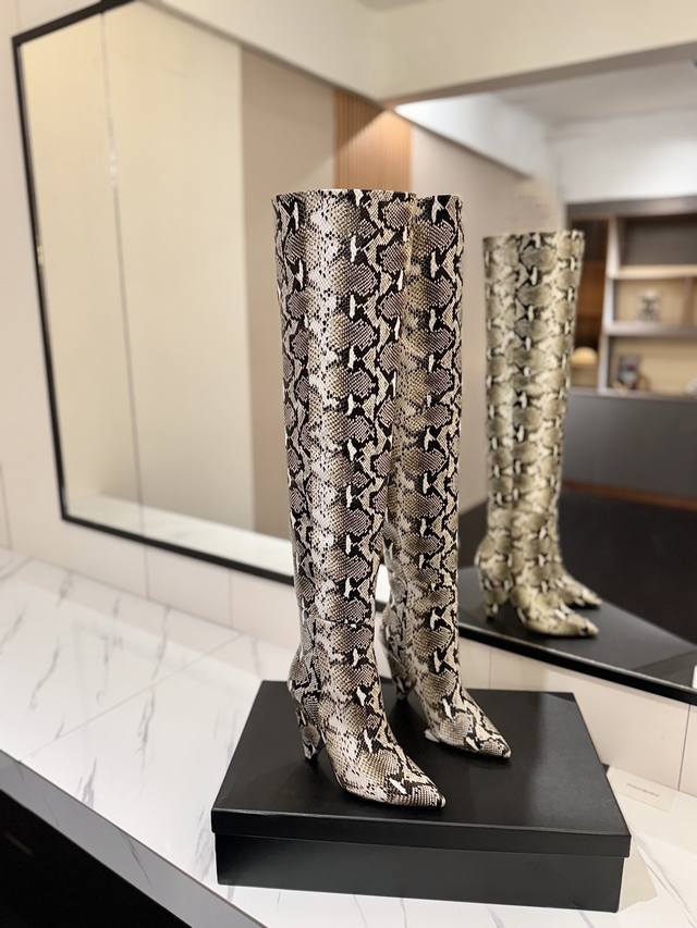 出厂价pp： 蛇纹 每对鞋要对纹路开 ， 高级升级定制版！ Saint Lauren Ysl圣罗兰 最新折皱尖头高跟高筒靴款，专柜最新异性跟超显眼 21Ss专柜