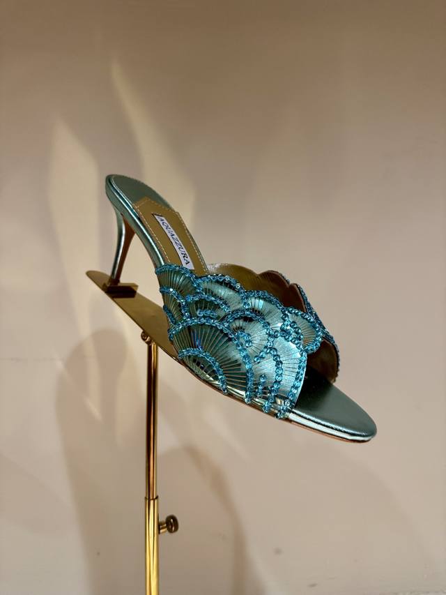 Aquazzura大菠萝亮片装饰激光高跟鞋 2025春夏最新款蝴蝶装饰粗跟凉鞋 上脚超级有气质 既简洁又时髦 太闪太美啦 美出出新高度！ 交叉设计，时尚感满满