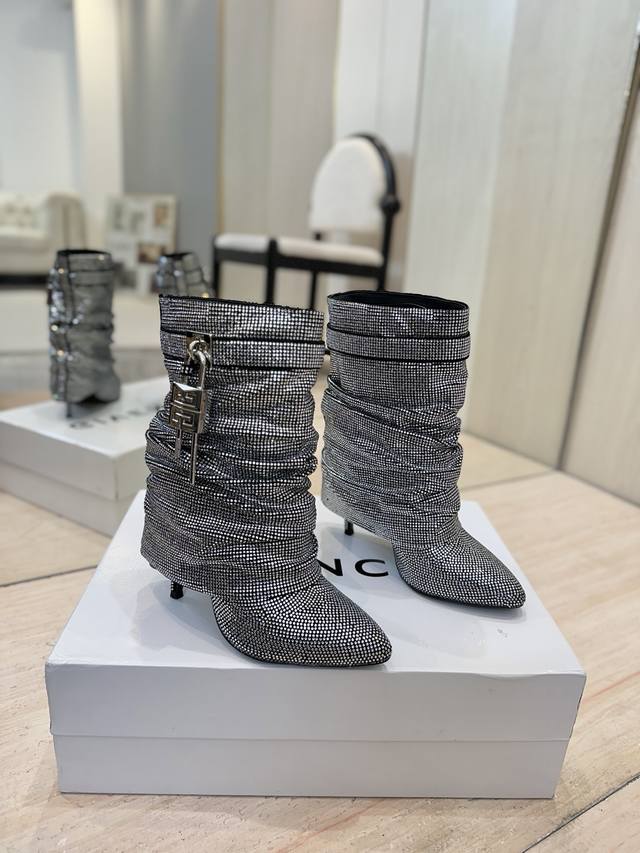 出厂价pp： 专柜正品级定制版本 Givenchy 新款小奥钻高跟短靴，市面最高版本 纪梵希 锁扣 满钻四万多颗 风靡整个时尚圈 原版开发鞋型超级正 最高还原度