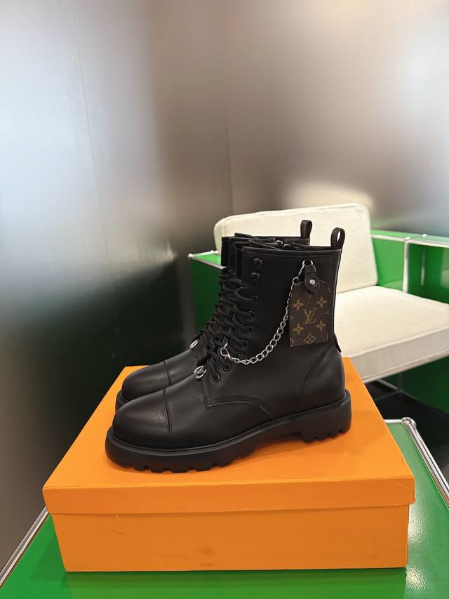 Louis Vuitton路易威登2025秋冬高端定制 各大明星网红走秀款，百年经典，工艺精湛，上脚舒适 本款 Citizen 平底靴以柔滑牛皮革彰显军旅风格，
