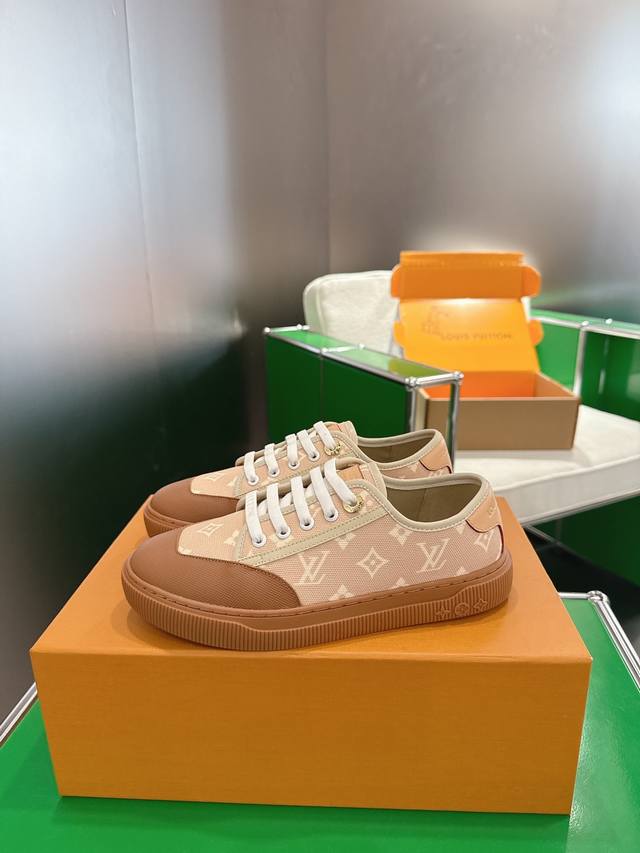 K007 Lv 路易威登女士运动鞋Lagoon 米色帆布猫咪挂饰 本季推出的 Lv Lagoon运动鞋采用带有 Monogram 图案的帆布制成。 独特的猫形皮