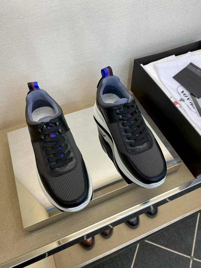 工厂p价 38-45 prada 新款男士真皮运动鞋，市面最高版本 、欢迎任意对比！原版皮料质感极佳，超上档次！意大利进口胎羊网内里，可拆式垫！奢华用料、精细做