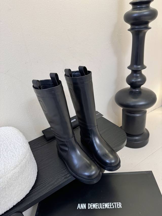 Ann Demeulemeester 饰扣袢可拆设计及膝靴 Demeulemeeste秋冬系列款骑士靴长靴鞋型硬朗气质，细节处理又非常秀气，最惹人爱的就是穿上非