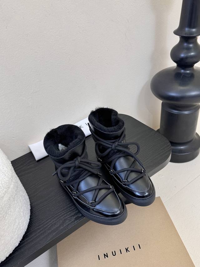 Inuikii雪地靴 .鞋面牛毛一体牛油皮，光泽细腻柔软加厚的面料不仅增加舒适度且兼具保暖效果！ 鞋面：采用原版皮毛一体牛油皮 内里：真羊毛里 垫脚：真羊毛 大