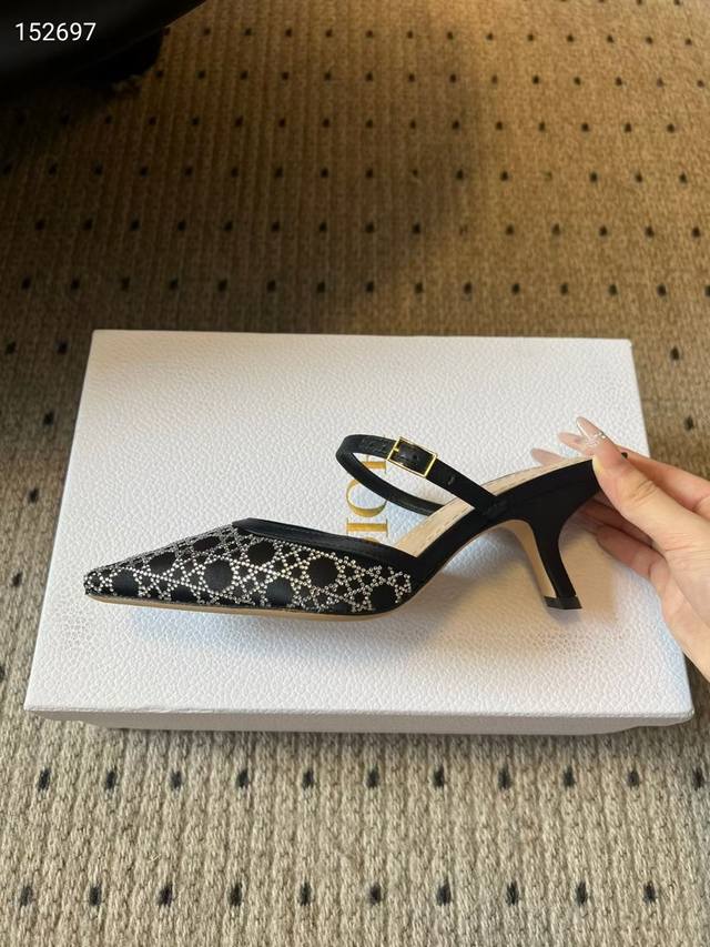 顶级版本 Dior 25Ss 新款 水钻尖头穆勒凉拖高跟 迪奥的设计风格既保持了经典的法式优雅，又不失现代感。品牌擅长运用柔和的色彩、精致的剪裁以及细腻的装饰，