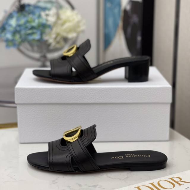 Dior迪奥 最新款上线！鞋面饰金属“Cd”标志突显版型，经典优雅的设计可与各式造型 非常极致完美的搭配！这个夏天不容错过的百搭单品！高密度电绣工艺，没有任何的