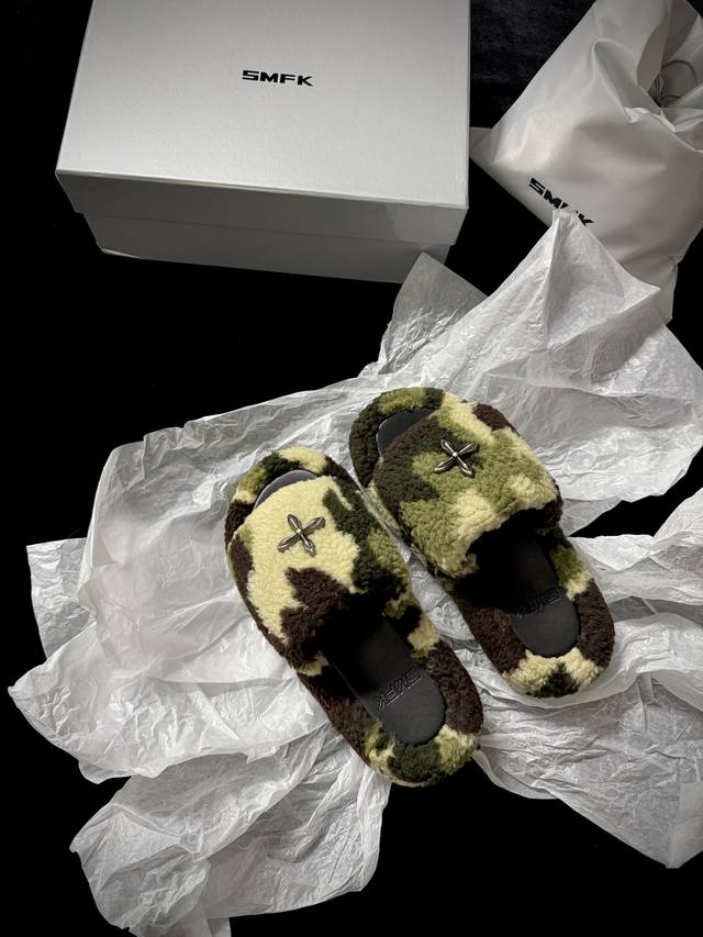 Smf* 单品 这双迷彩毛毛拖 把街头酷感和慵懒舒适焊死了 迷彩毛绒自带潮酷Buff 金属十字标又飒又有态度 踩上脚就是松弛感天花板 在家是慵懒时髦精 出门搭个