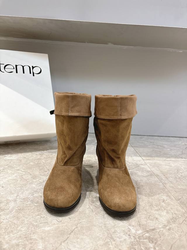 Cotemp Winfair 25 Aw 圆头褶皱靴 细纹牛皮呈现细腻均匀的光泽。靴筒内外拼皮设计，展现柔软层次的碰撞。延续 Cotemp设计开发的 Regal