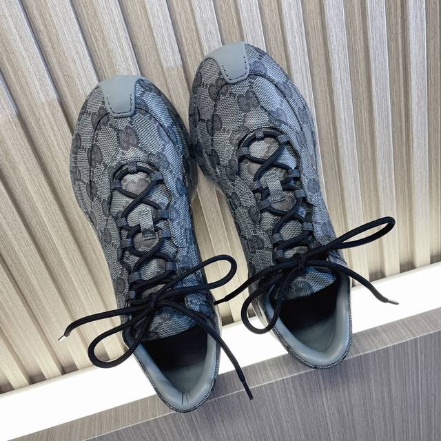 Gucci Run 水转印运动跑鞋； #水转印的工艺复杂繁琐，急单不接，此款只换码不换款不退货，大家理性消费# 最新情侣款运动鞋~~ 运动跑步超舒服，超轻便包裹