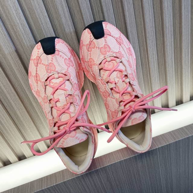 Gucci Run 水转印运动跑鞋； #水转印的工艺复杂繁琐，急单不接，此款只换码不换款不退货，大家理性消费# 最新情侣款运动鞋~~ 运动跑步超舒服，超轻便包裹