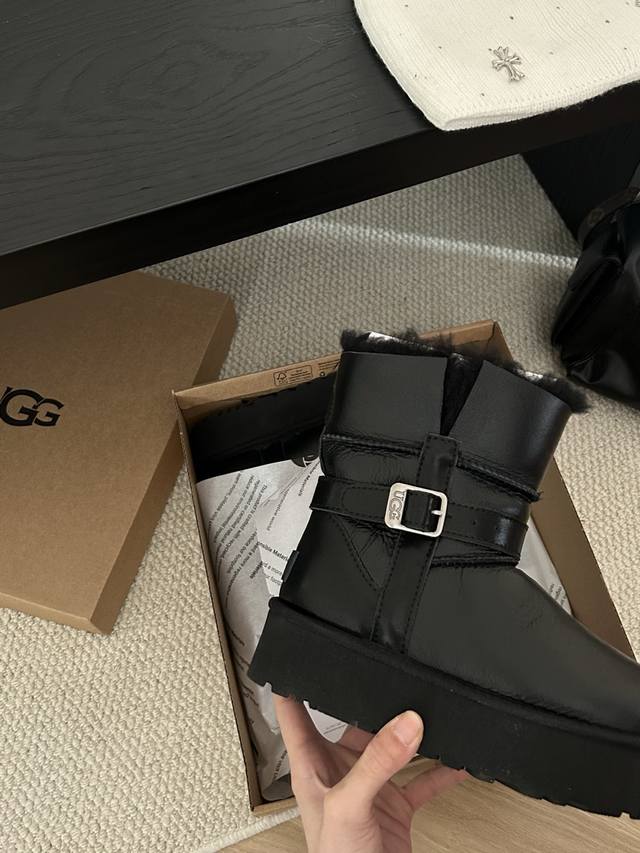 光面低筒厚底骑士靴，黑色光面皮革+金属扣带，复古西部风满满！靴筒高度适中，修饰腿型又舒适，日常穿搭超百搭。尺码：35-40码！