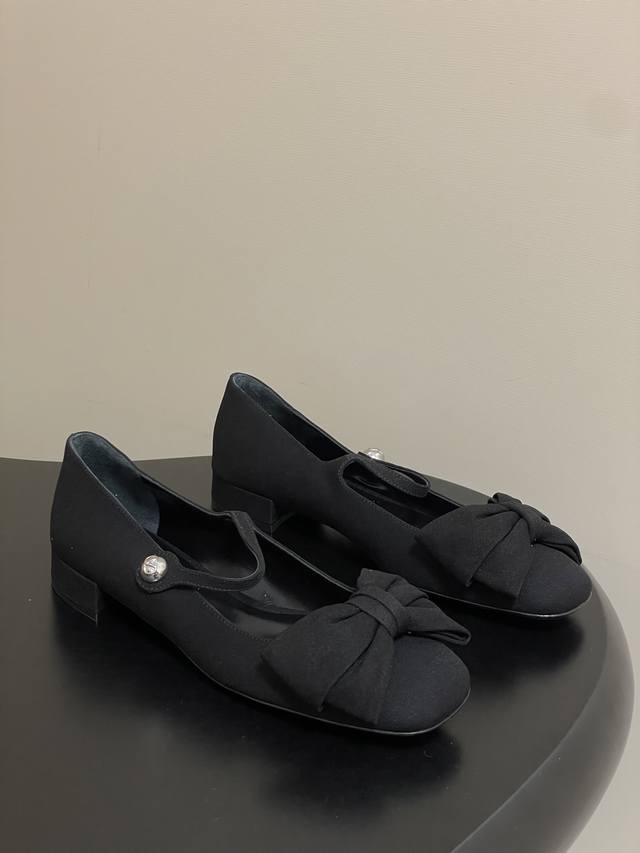 顶级品质 Valentino 华伦天奴 珠饰蝴蝶结复古玛丽珍鞋小跟单鞋 优雅且精致的复古感，玛丽珍鞋的款式经典又时尚，适合搭配多种风格的服饰。鞋头处有大量黑色的