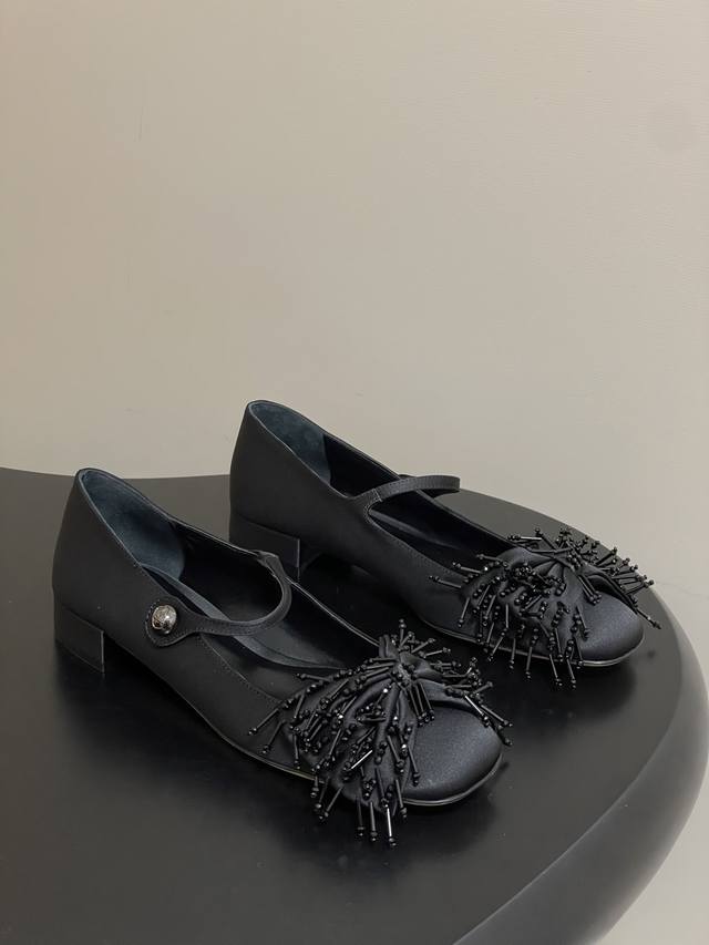 顶级品质 Valentino 华伦天奴 珠饰蝴蝶结复古玛丽珍鞋小跟单鞋 优雅且精致的复古感，玛丽珍鞋的款式经典又时尚，适合搭配多种风格的服饰。鞋头处有大量黑色的