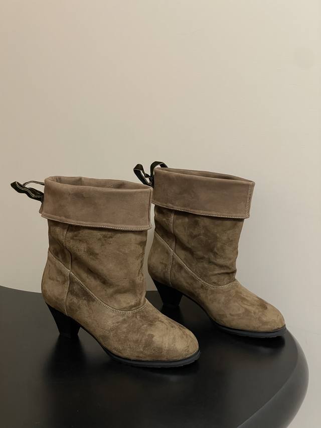 25Ss秋冬新款Cotemp翻折圆头褶皱靴 通勤短靴 高跟堆堆靴复古粗跟宽筒短靴 延续Cotemp 设计开发的Regalo 精巧圆润鞋头,鞋面由细纹牛皮覆盖,靴