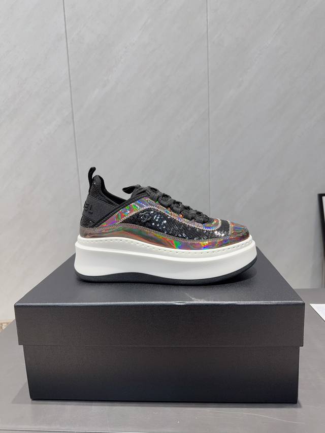 出厂: 独家顶级版本 小香C家2025Vs早秋火爆休闲系列 松糕厚底拼色休闲鞋 仙女款，最新的拼色绝了，无法抗拒，最新饼干鞋目前超级流行的彩色休闲鞋，网红明星小