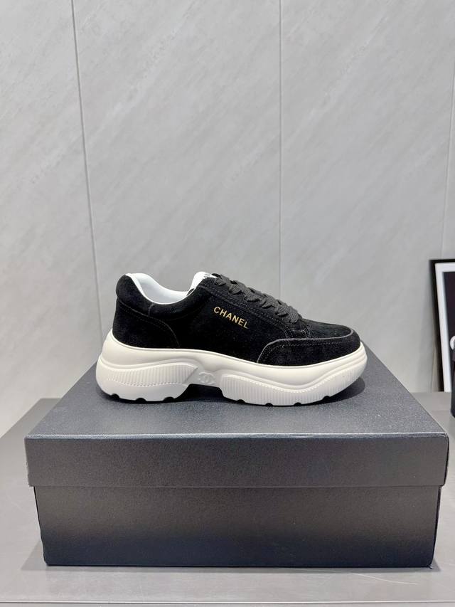 出厂: 独家顶级版本 小香C家2025Vs早秋火爆休闲系列 拼色厚底休闲鞋 仙女款，最新的拼色绝了，无法抗拒，最新饼干鞋目前超级流行的彩色休闲鞋，网红明星小红书