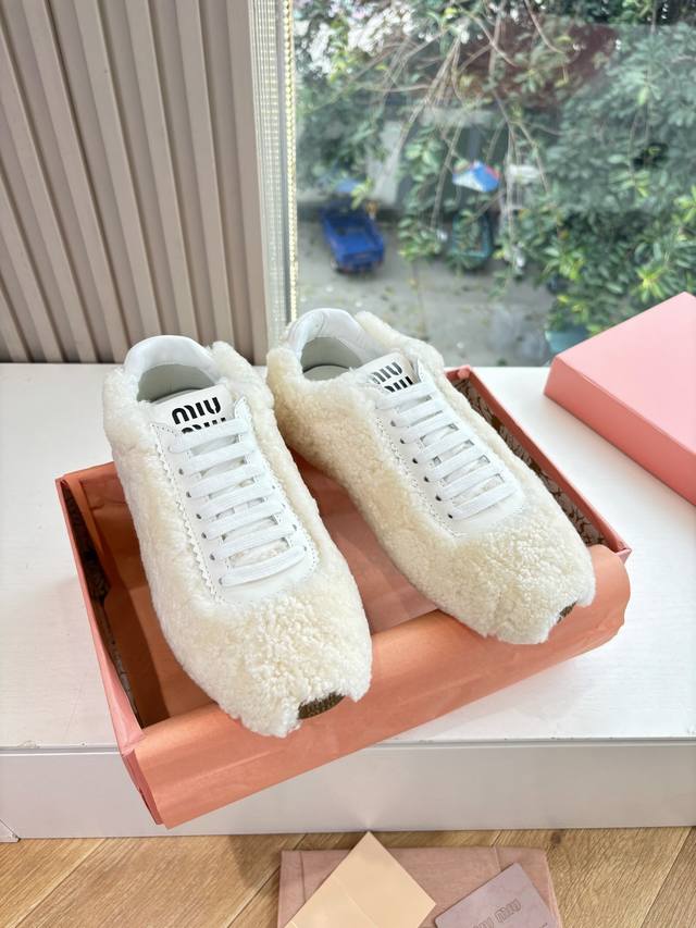 有量有价G08所见即所得顶级品质毛茸茸 Miumiu25秋冬新款来啦 简约造型，超轻原版开模鞋底，脚感妥妥满分 好穿好搭， 鞋面：进口磨砂 内里：进口羊皮 Si