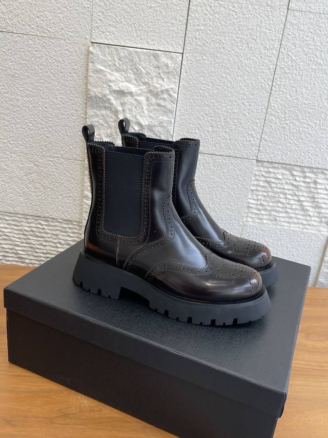 级版本: Alexander Wang 亚力山大王 25Ss 秋冬新款 复古 布洛克雕花 厚底 切尔西 短靴 这双靴一上脚，中性酷飒感和精致腔调居然能同时拿捏。