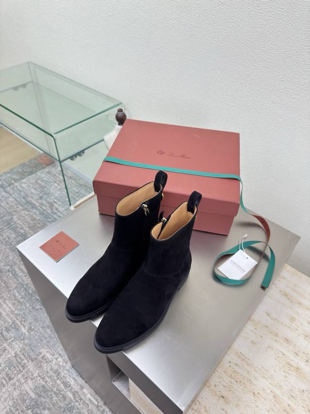 Lp 经典短靴系列 内拉链设计 礼品盒另 10 诺悠翩雅英文: Loro piana简称:Lp 黑色牛反绒皮 内里 孟加拉水泡牛皮里 大底 原版一致成型大底 高