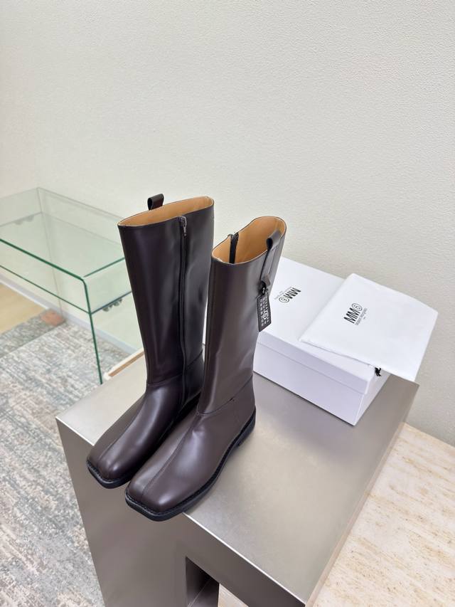 高靴 苹果头 吊牌风格 最新小6子 咖啡色小牛皮 内里 孟加拉牛皮里 Maisonmargiela 马吉拉 Mm6 火爆来袭！太香了 靓丽多彩少女感扑面而来！