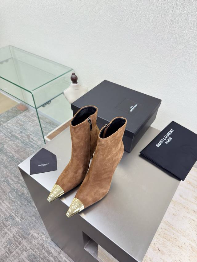 大长腿必备 金属头 Ysl 高跟短靴 Yvette Saint Laurent圣罗兰Logo 精致高跟 浅棕色 最懂女人心的杨树林 无死角的美鞋 撑起气场 高丝