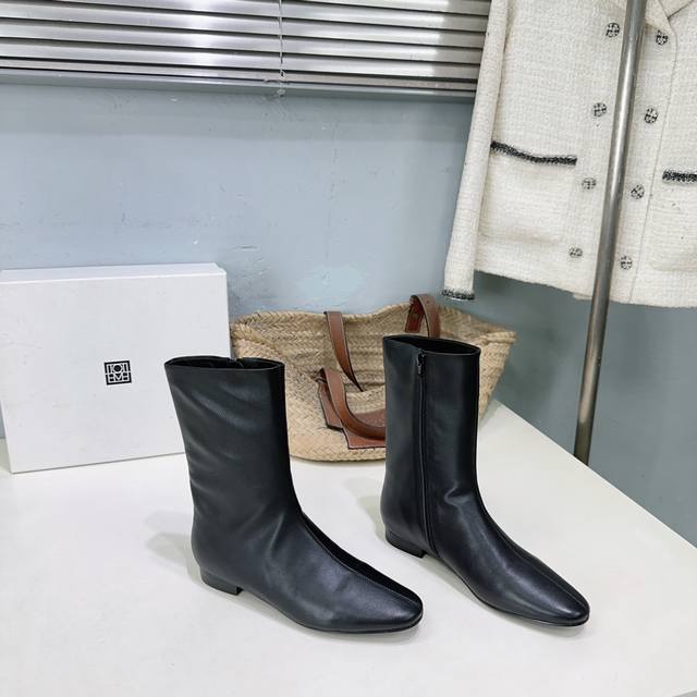 高品质出厂 ！小众潮牌Toteme25Ss秋冬新款简易圆头平底侧拉链短靴！超级吸睛，盐甜，极简风还得是Toteme 简约却丝毫不平庸，优雅法式轻松拿捏 鞋面荔枝