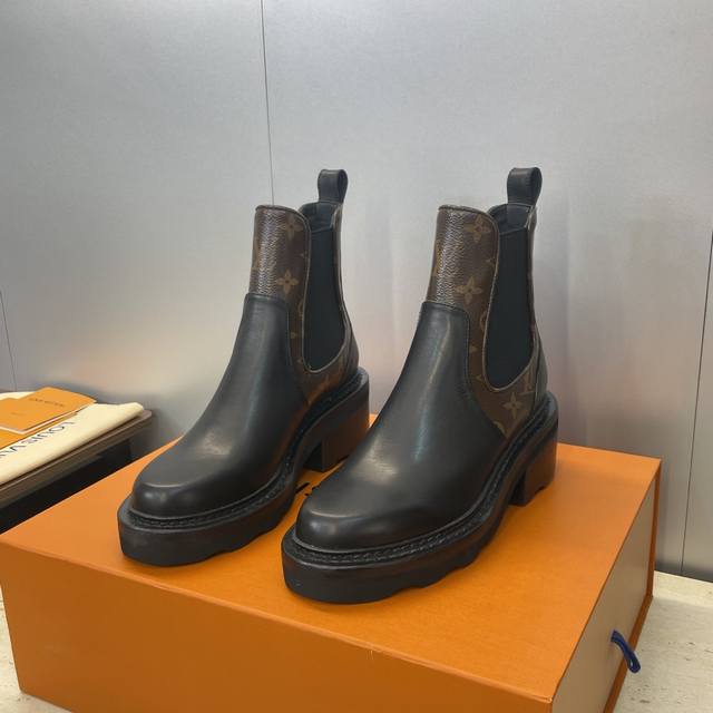工厂p价p Louis Vuitton* 2025秋冬新款切尔西风格弹力机车短靴 Lv字母Logo五金扣厚底低跟拼色一脚蹬骑士靴 材质：鞋面进口小牛皮 进口老花