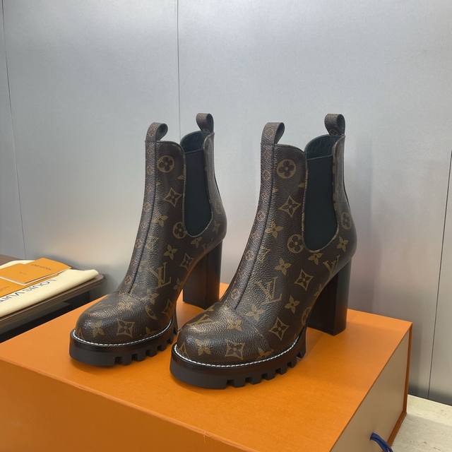 工厂p价p Louis Vuitton* 2025秋冬新款切尔西风格弹力机车短靴 Lv字母Logo厚底高跟拼色一脚蹬骑士靴 材质：鞋面进口小牛皮 进口老花皮+水