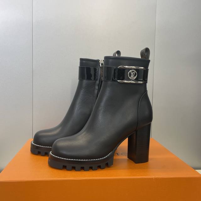 工厂p价p Louis Vuitton* 2025秋冬新款侧拉链机车短靴 Lv字母Logo五金扣厚底高跟拼色马丁骑士靴 材质：鞋面进口小牛皮+水染牛皮内里+原版