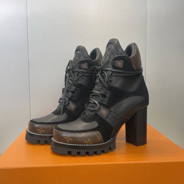 工厂p价p Louis Vuitton* 2025秋冬新款系带马丁机车短靴 Lv字母Logo厚底高跟拼色一脚蹬骑士靴 材质：鞋面进口小牛皮 进口羊猄皮 进口老花